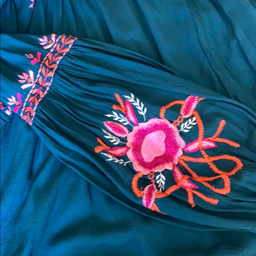Hand embroidered blouse - Picture 3 of 7